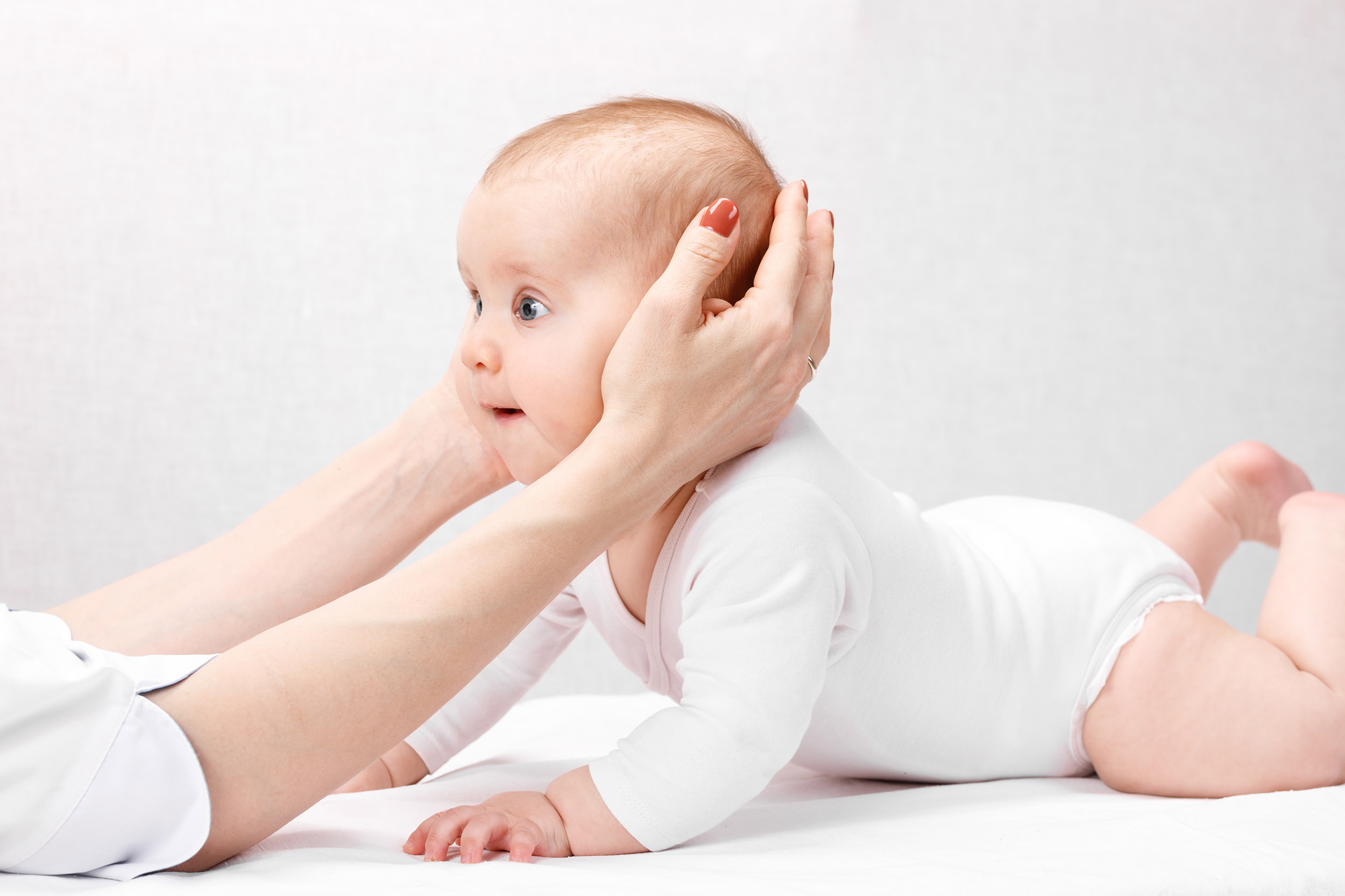 baby receiving alternative flat head syndrome treatment for torticollis and plagiocephaly